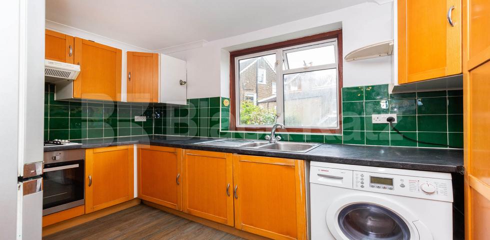 			PRIVATE ROOF TERRACE, 3 Bedroom, 1 bath, 1 reception Flat			 Upper Tollington Park N4, FINSBURY PARK / STROUD GREEN